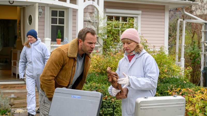 Hauptkommissar Lars Pöhlmann (Dominic Boeer, l.) ist erst einmal auf sich alleine gestellt. Die Kriminaltechnikerin Roswitha Prinzler (Silke Matthias, r.) hat die Tatwaffe schnell ausfindig gemacht; Anna Stade wurde mit der Figur von Demeter erschlagen. – Bild: ZDF /​ Meyerbroeker