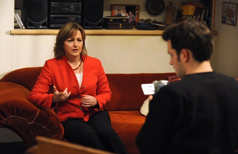 Mit Floris Hilfe produziert Vroni einen Wahlwerbespot für die Bürgermeisterwahlen. Von links: Veronika Brunner (Senta Auth) und Florian Brunner (Tommy Schwimmer). – Bild: BR/​Marco Orlando Pichler