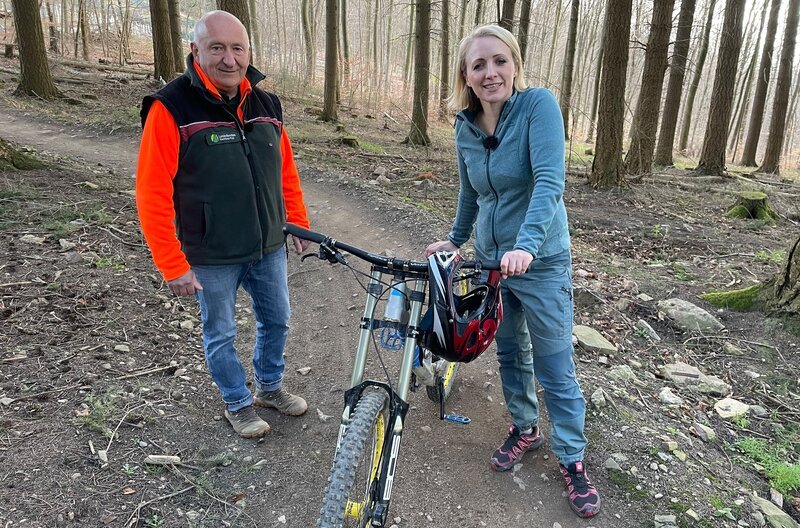 Anna Lena Dörr mit Förster Rainer Jäger im Bike-Park Bad Ems. – Bild: SWR