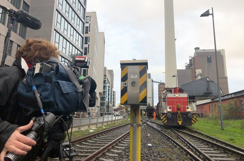 Die Frankfurter Hafenbahn schiebt die Güterwagen mit Steinkohle ins Gebäude des Heizkraftwerks in der Nähe des Westhafens. – Bild: SWR