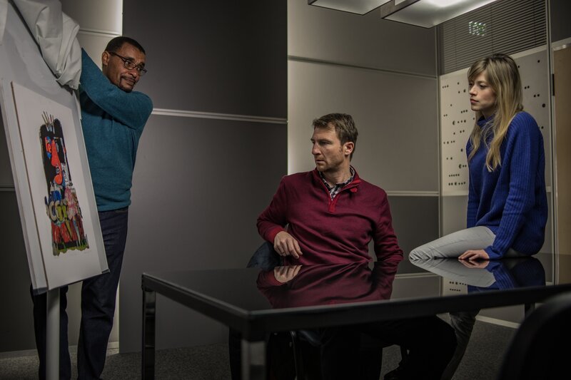 Franz Ainfachnur (Christofer v. Beau, l.) und Resi Schwaiger (Mersiha Husagic, r.) befragen Konrad Meierhofer (Heiko Ruprecht, M.). – Bild: Markus Sapper /​ ZDF