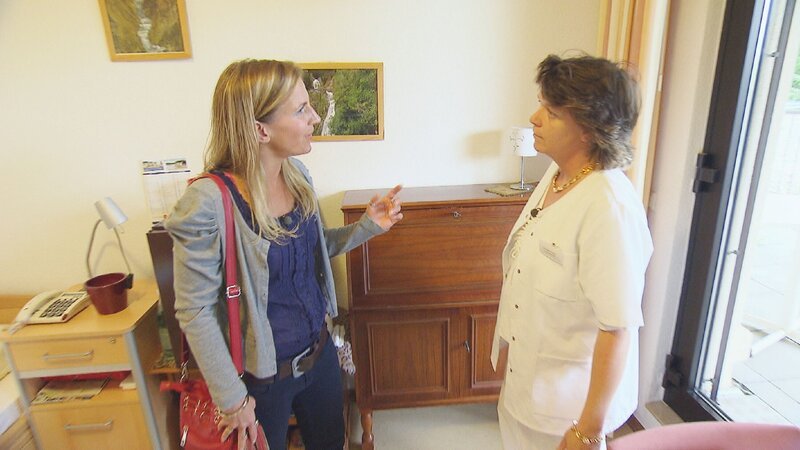 Nora Liefers (l.) ist am Boden zerstört, während ihres Urlaubs hatte ihre Mutter einen Schlaganfall. Als sie ihre Mutter endlich besuchen will, wird ihr der Zutritt von Oberschwester Monika Kahrs verweigert. Warum nur? – Bild: RTL