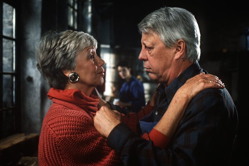 Hannelore (Maria Sebaldt, l.) ist sehr froh darüber, dass in der Schreinerwerkstatt von Eberhard (Stephan Orlac, r.) alles so gut läuft. – Bild: ZDF und Terranova