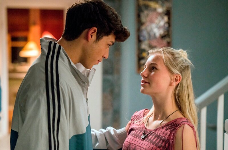 Matteo (Leon Klein) verabschiedet sich von Bianca (Louise S. Arnold). – Bild: BR/​good friends Filmproduktion/​MDR/​SWR/​Oliver Vaccaro