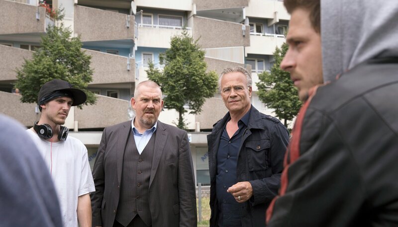 Keine Auskunft: Ivo Tarek (Aleksandru Cirneala, r.) kennt Adrian Tarrach zwar sehr gut, doch er kann den Kommissaren Freddy Schenk (Dietmar Bär, 2.v.l) und Max Ballauf (Klaus J. Behrendt, 2.v.l) beim besten Willen nicht sagen, wo der Flüchtige steckt. – Bild: HR/​WDR/​Thomas Kost
