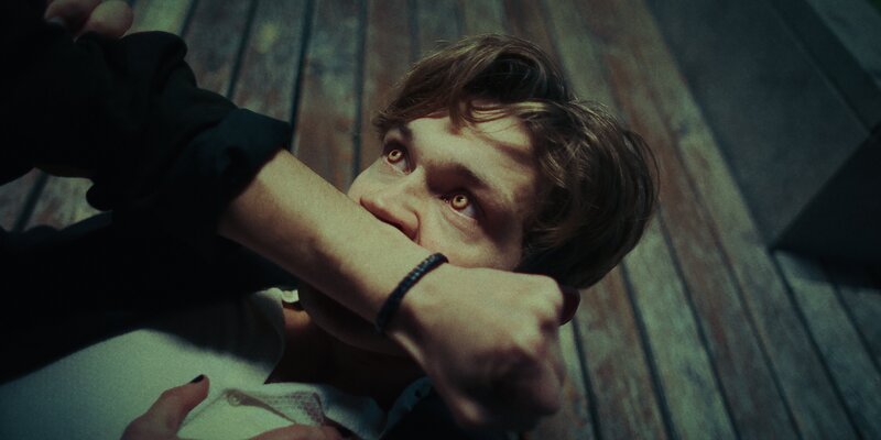 Ben (Damian Hardung) stillt seinen Durst an Zelda (Havana Joy). Wird er die Beherrschung verlieren? – Bild: Frank Dicks