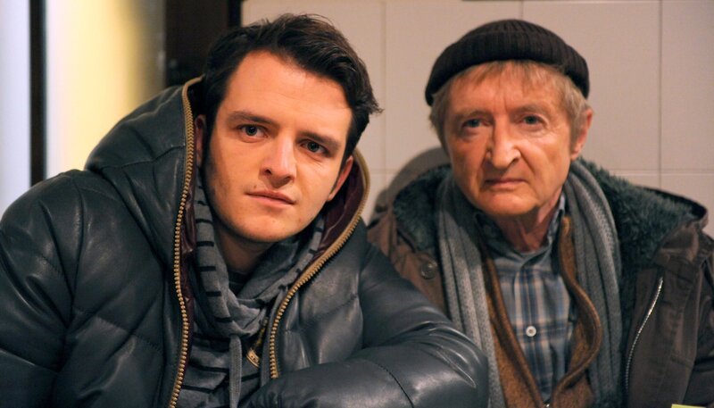 Xaver versucht mit Hilfe der Telepathie seine Gedanken an andere zu senden. Von links: Florian Brunner (Tommy Schwimmer) und Xaver (Michael Schreiner). – Bild: BR/​Marco Orlando Pichler
