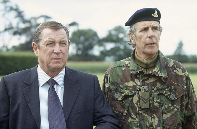 Inspector Barnaby (John Nettles, l.) muss aufgrund des besonderen Sprengstoffs, der bei der Bombenexplosion verwendet wurde, auch in Militärkreisen ermitteln und trifft in Upper Warden auf die sogenannte Territorialarmee, in der der Buchhändler und verhinderte Schriftsteller Jack Wilson (Tim Preece, r.) zufällig auch Waffenmeister ist. – Bild: ZDF