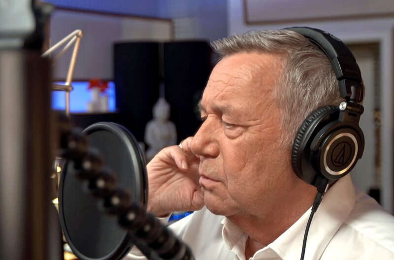 Roland Kaiser ist einer der erfolgreichsten Schlagersänger in Deutschland, eine Ikone der Unterhaltungsmusik.  Er hat bis heute über 90 Millionen Platten verkauft, viele erreichten Gold- und Platinstatus. Vor allem aber begeistert er bis heute als Live-Sänger sein Publikum. Seine am Dresdner Elbufer stattfindende „Kaisermania“ zieht Schlagerfans aller Generationen aus ganz Deutschland an und ist längst ein Riesen-Event geworden. Damit ist er wirklich „der Kaiser“ seines Genres. Und einer, der den Osten eroberte, als die Mauer noch stand. – Bild: MDR