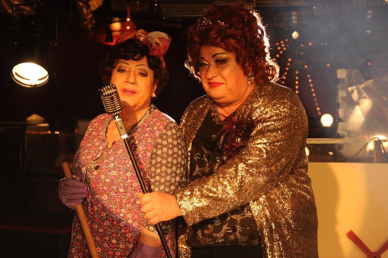 Ernst Fengler (Gerd Wameling, l.) alias Kiki und Laurent Leclerc (Bernd Stegemann, r.) alias ZarahLola stehen seit Jahrzehnten gemeinsam auf der Bühne. – Bild: ZDF/​MARKUS-FENCHEL