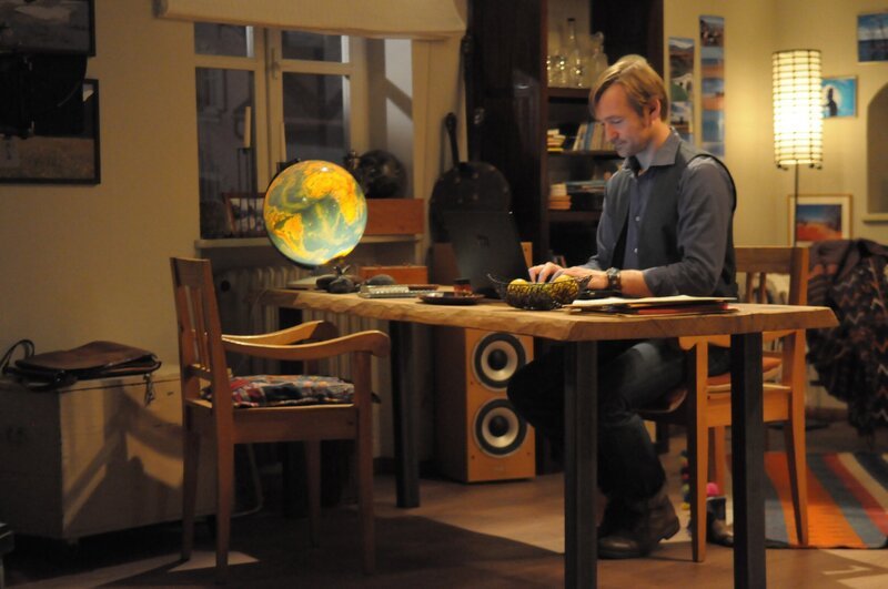Gregor (Holger Wilhelm) ist erleichtert, dass Fanny anscheinend nur mit ihm chatten wollte. – Bild: BR/​Jo Bischoff