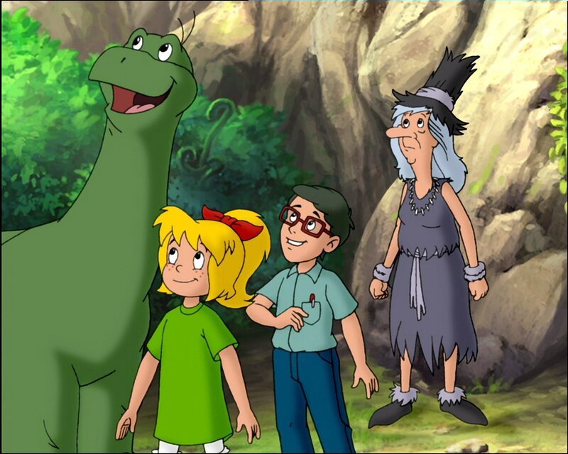 „Bibi Blocksberg“, „Abenteuer bei den Dinos.“ Beim Spielen stoßen Bibi und Florian auf ein versteinertes Dinosaurierei. Kurzerhand hext Bibi das Junge darin frei. Jetzt reisen sie in die Vergangenheit um es zurück zu seiner Mutter zu bringen. – Bild: ZDF und A. Film A/​S und KIDDINX Studios GmbH