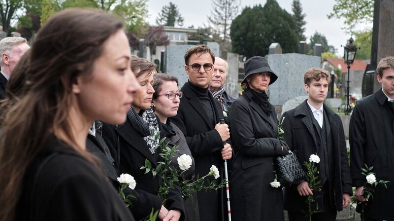 ARD Degeto BLIND ERMITTELT – DER FEUERTEUFEL VON WIEN, am Donnerstag (05.03.20) um 20:15 Uhr und um 00:35 Uhr im ERSTEN. Auch ohne zu sehen, nimmt Haller (Philipp Hochmair, Mitte) Lotta Behrbach (Aenne Schwarz, vorne li.) wahr. – Bild: ARD Degeto/​Tivoli Film/​Philipp Brozsek