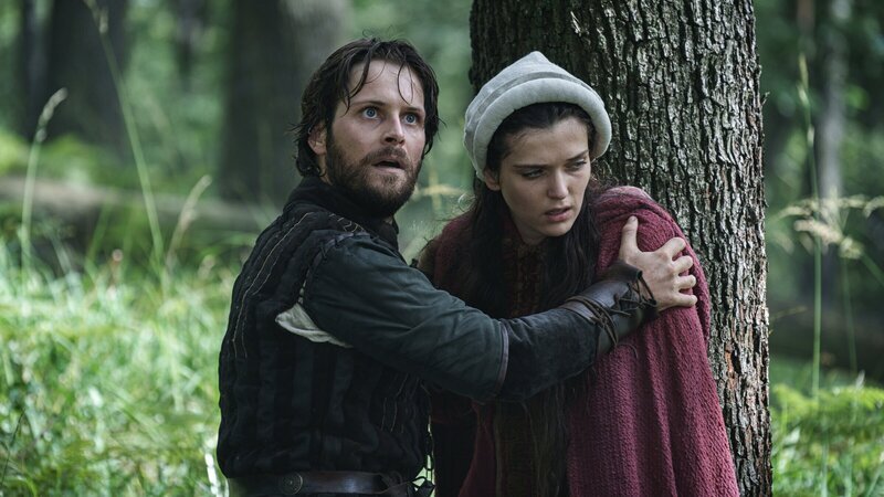 Finja Roth (Caroline Hartig) wird von Christian (Philip Birnstiel) in die Vergangenheit geführt. Hier erfährt sie die traurige Geschichte ihrer Liebe aus dem Mittelalter. Er war der einzige, der versucht hat, den Rattenfänger damals aufzuhalten und musste dafür teuer bezahlen. – Bild: ZDF