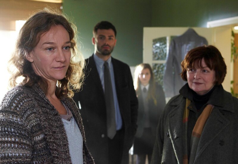 (v.l.n.r.) Mary (Matilda Ziegler); Joe Ashworth (David Leon); Ruthie (Rebecca Benson); Vera Stanhope (Brenda Blethyn) – Bild: ITV Global /​ CADRAGE HORIZONTAL