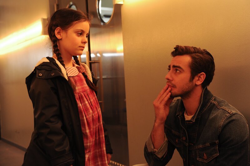 Maja (Siri Leila Maria Anissi) besucht ihren Vater, den Gerichtsmediziner Benedikt Förster (Florian Wünsche), an seiner Arbeitsstätte. – Bild: ZDF/​MARKUS-FENCHEL