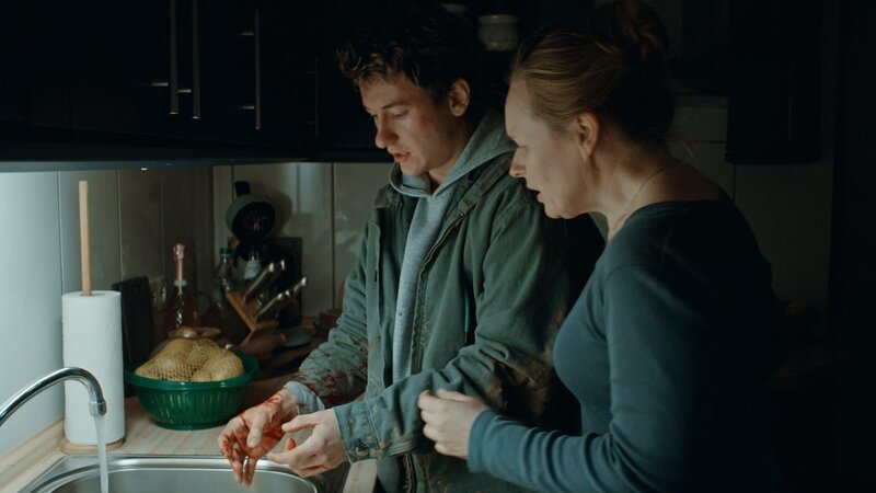 Christina Wewes (Anja Schneider, r.) ist besorgt. Ihr Sohn Niklas (Juri Winkler, l.) hat sich während einer Spritztour eine blutige Schnittwunde an der Hand zugezogen. – Bild: ZDF