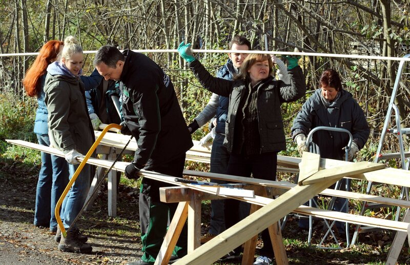 Die Lansinger packen selbst an, damit Veronikas Bushäusl-Projekt doch noch verwirklicht werden kann. Von links: Yvonne (Alexa Eilers) und Mike Preissinger (Harry Blank), Florian (Tommy Schwimmer) und Vroni Brunner (Senta Auth). – Bild: BR/​Marco Orlando Pichler
