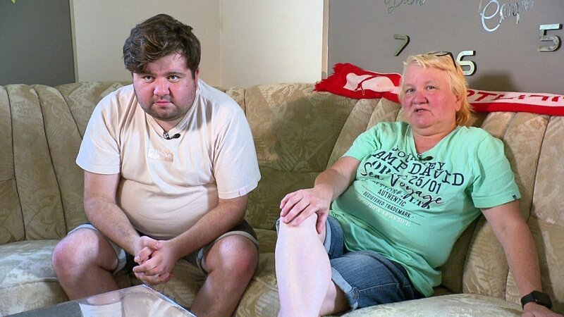 Sandra und Sohn Jan planen eine Busreise nach Spanien zu unternehmen – Bild: RTLZWEI