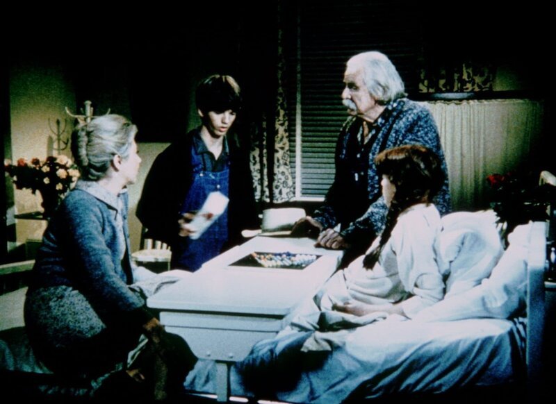 Zur Freude von Sam (Will Geer, r.) und Olivia (Michael Learned, l.) hat sich Jim Bob (David W. Harper, 2.v.l.) endlich dazu durchgerungen, seine Schwester Elizabeth (Kami Cotler) im Krankenhaus zu besuchen. – Bild: Sat.1 Gold