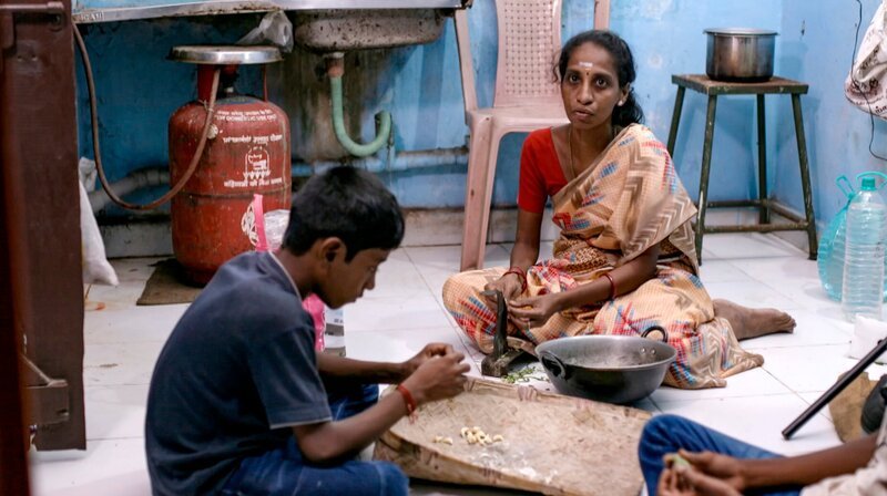 Usha bereitet mit ihrem Sohn das Abendessen zu. – Bild: NDR/​Roopa Rao