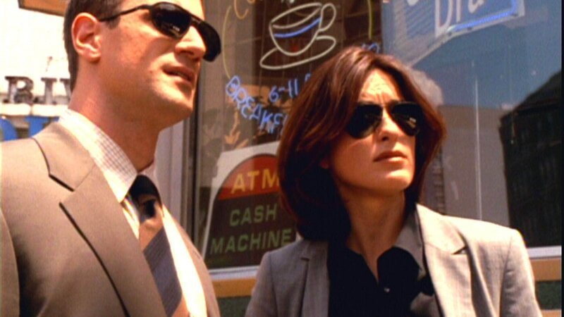 Ein Taxifahrer wurde mit unzähligen Messerstichen getötet. Das Ermittlerduo Detective Elliot Stabler (Christopher Meloni) und Detective Olivia Benson (Mariska Hargitay) macht sich auf den Weg, um neue Zeugen für den Mordfall zu finden. – Bild: RTL