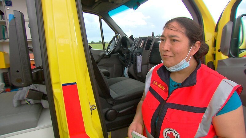 Dr. Annick Goltz ist die neue Inselärztin auf Wangerooge. Notfälle werden hier oft mit dem Rettungshubschrauber aufs Festland geflogen. – Bild: NDR/​AZ Media