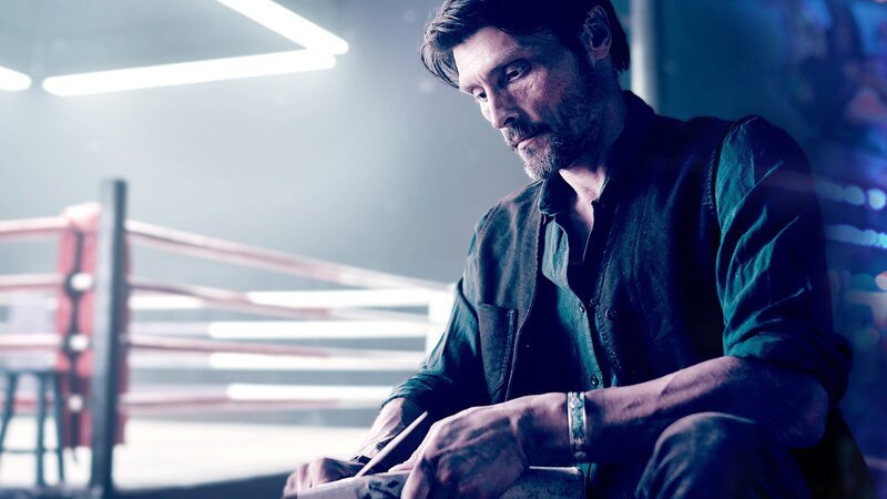 Ilja (Stipe Erceg) wappnet sich gegen seinen größten Feind. Oder macht er sich selbst nur etwas vor? – Bild: Frank Dicks