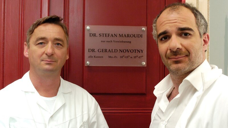 Im Bild (v.li.): Dr. Gerald Novotny (Andreas Vitásek), Dr. Stefan Maroudi (Michael Niavarani). – Bild: Thomas Jantzen /​ ORF
