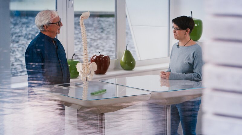 Spürt den enormen Leidensdruck: Ernährungsmediziner Jörn Klasen will Tanja W. unbedingt helfen. Das richtige Essen soll im Kampf gegen den Morbus Bechterew den Durchbruch bringen. – Bild: WDR/​NDR/​Oliver Zydek