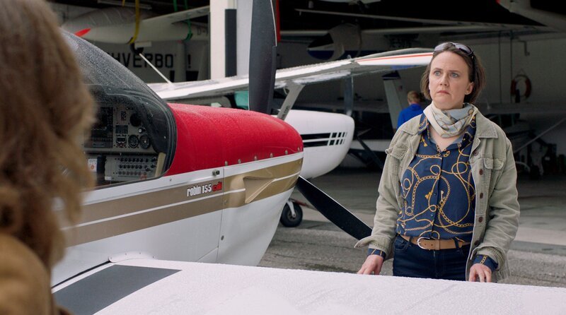 Die Vorsitzende des Flugvereins, Dr. Sabine Soest (Nikola Norgauer) erzählt den Kommissaren, dass eingebrochen wurde. – Bild: ARD/​Christoph Krauth
