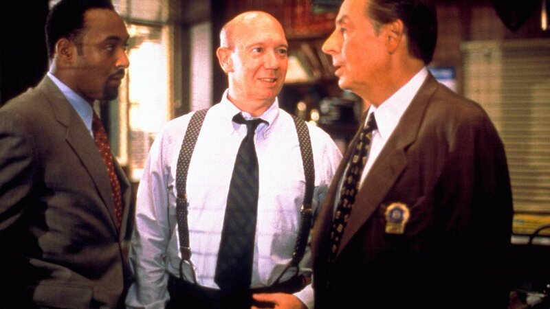 Von links: Detective Ed Green (Jesse L. Martin), Captain Donald Cragen (Dann Florek) und Lennie Briscoe (Jerry Orbach) kümmern sich um den Fall einer schwer verletzten 16-Jährigen, die vergewaltigt wurde. – Bild: RTL/​Universal Studios/​MP
