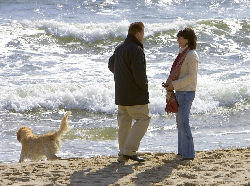 MDR Fernsehen MANKELLS WALLANDER – EIN TOTER AUS AFRIKA, „afrikanen“, am Samstag (17.03.12) um 00:20 Uhr. Strandbekanntschaft: Wallander (Krister Henriksson) sucht Entspannung  am Meer. – Bild: MDR/​Degeto/​Lars Høgsted