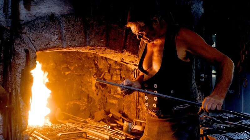 Schmied und Künstler Sepp Eybl bei der Arbeit. – Bild: ORF/​Landesstudio Niederösterreich