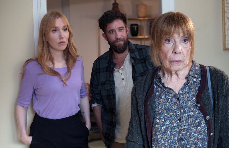 Marianne Luchs (Heide Ackermann, r.) macht Miriam Wallner (Christin Nichols, l.) und Schorschi Striebel (Sebastian Edtbauer, M.) darauf aufmerksam, dass es für alte Menschen in Himmelsruh keine Bleibeperspektive gibt. – Bild: Jacqueline Krause-Burberg /​ ZDF und Jacqueline Krause-Burber