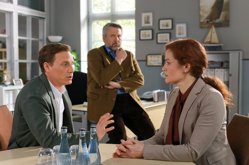 Die Kommissare Bach (Patrick Kalupa, l.) und Stadler (Dieter Fischer, M.) befragen Marielle Walnitscheck (Marie Munz, r.), die Chefredakteurin des Rosenheimer Lokalsenders. – Bild: Christian A. Rieger – klick /​ ZDF