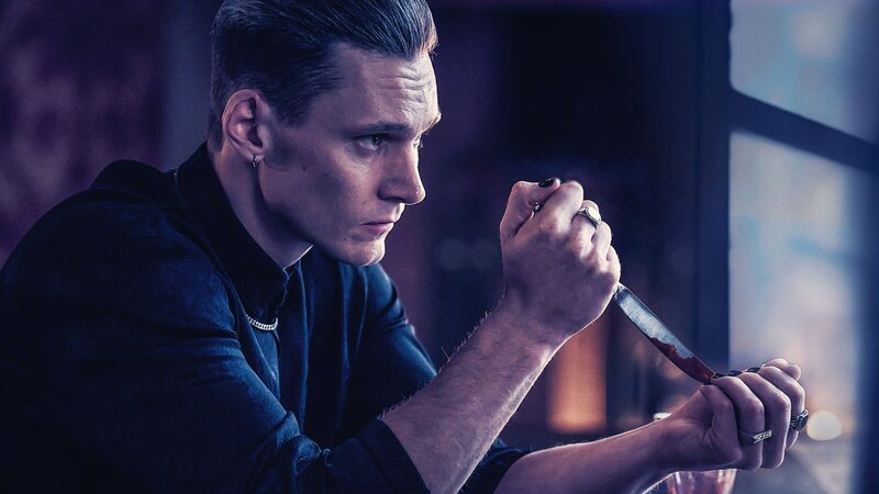 Theo (Rick Okon) weiß über die Besonderheit seines Blutes. Das will er nutzen, um das zu bekommen, wonach er sich sehnt: Rache. – Bild: Frank Dicks