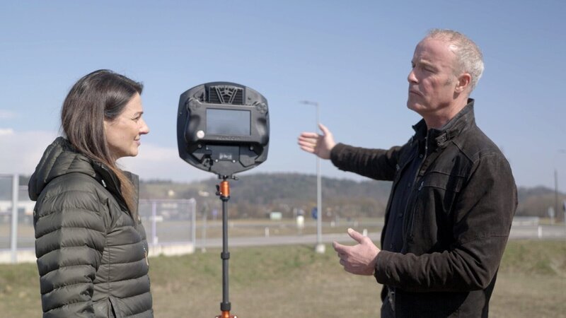 Schalltechniker Harald Graf-Müller überprüft mit Lisa Gadenstätter die Wirkung einer Lärmschutzwand. – Bild: ORF/​BFILM