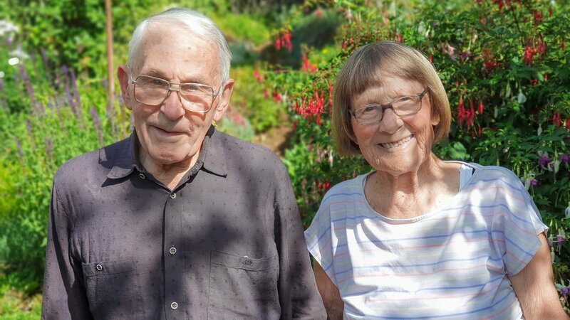Annemarie und Hugo Weder in ihrem Chrysanthemen-Garten in Reute (AR). – Bild: SRF