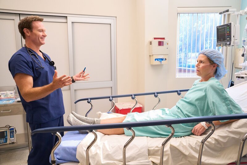 L-R: Josh Lawson als Bruce, Patient – Bild: NBC /​ Greg Gayne/​NBC /​ Episodic /​ NBCUniversal Media, LLC