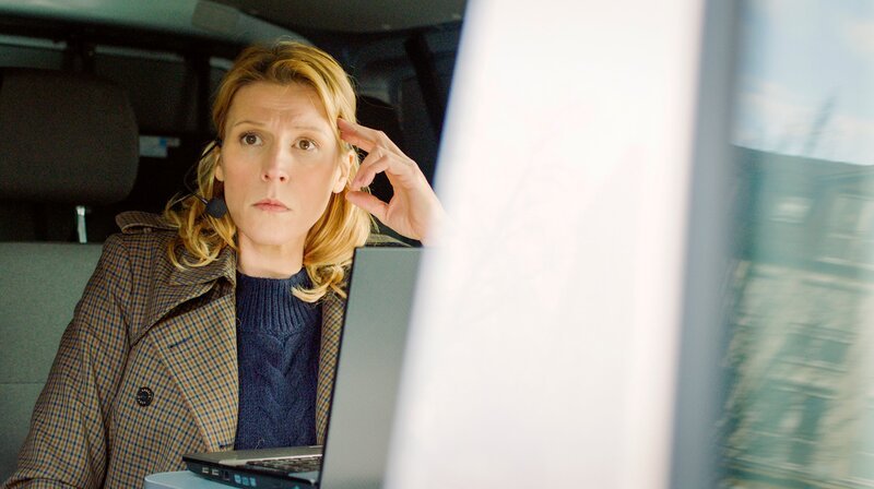 Julia Grosz (Franziska Weisz) zieht die Strippen hinter den Kulissen – Bild: NDR/​Marc Meyerbroeker