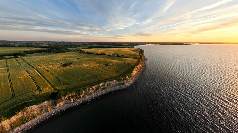 Sanftes Hügelland trifft auf schroffe Steilküste – die Hohwachter Bucht bildet die Küste der sogenannten Holsteinischen Schweiz, eine der reizvollsten Landschaften Schleswig-Holsteins. – Bild: NDR/​nonfictionplanet/​Johannes Rudolph
