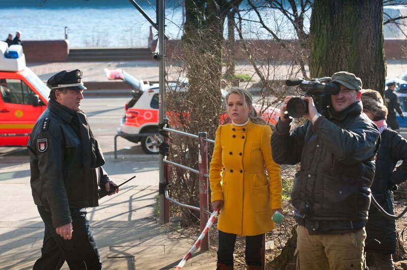 Hans (Bruno F. Apitz, l.) kümmert sich um die Journalistin Marlies (Nova Meierhenrich, 2.v.l.) und ihr Team (Komparsen), die bei dem möglichen Selbstmord live dabei sein wollen. – Bild: ZDF/​Boris Laewen