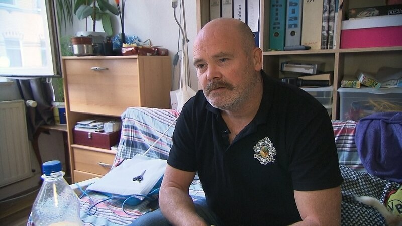 Familienvater Frank hat einen Nebenjob ergattert – Bild: RTLZWEI