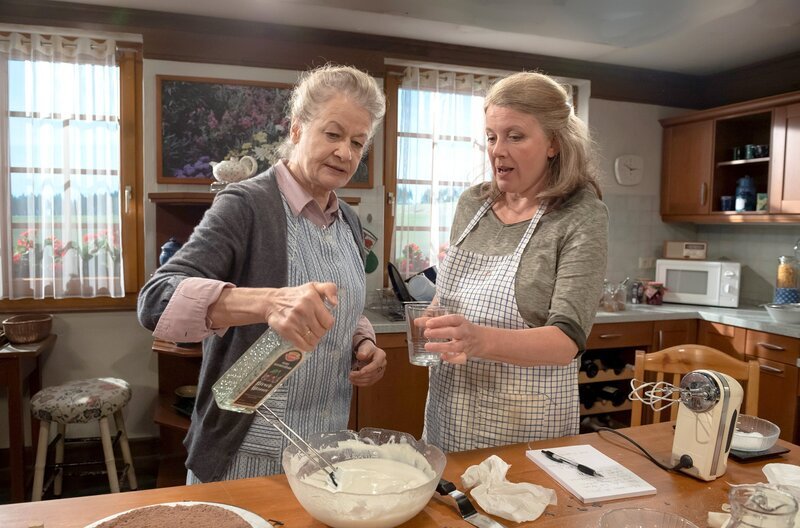 Johanna (Ursula Cantieni, li.) und Evelyn Riedle (Catharina Kottmeier, re.) bei der Herstellung einer Schwarzwälder Kirschtorte. – Bild: SWR/​Alexander Kluge