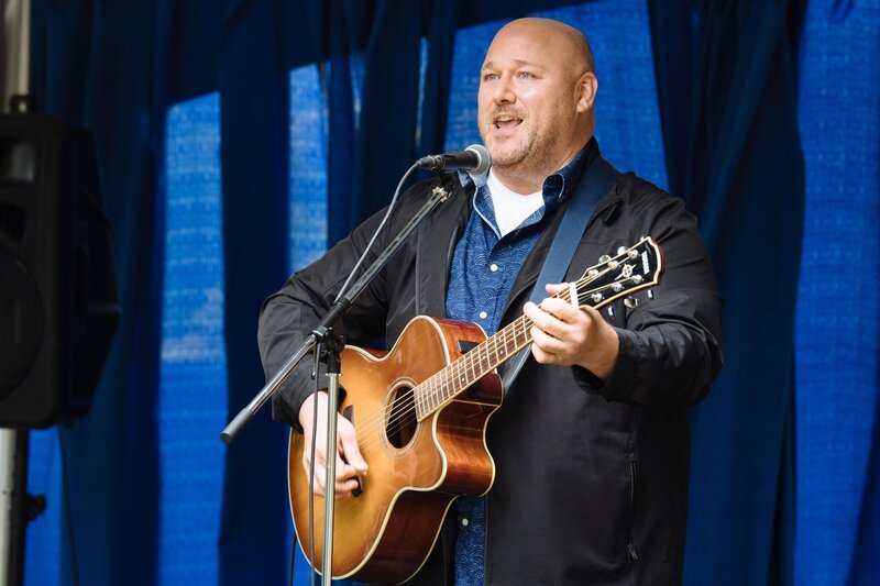 Ben Burns (Will Sasso) – Bild: 2020 Farmersville Productions, Inc. All Rights Reserved. Lizenzbild frei