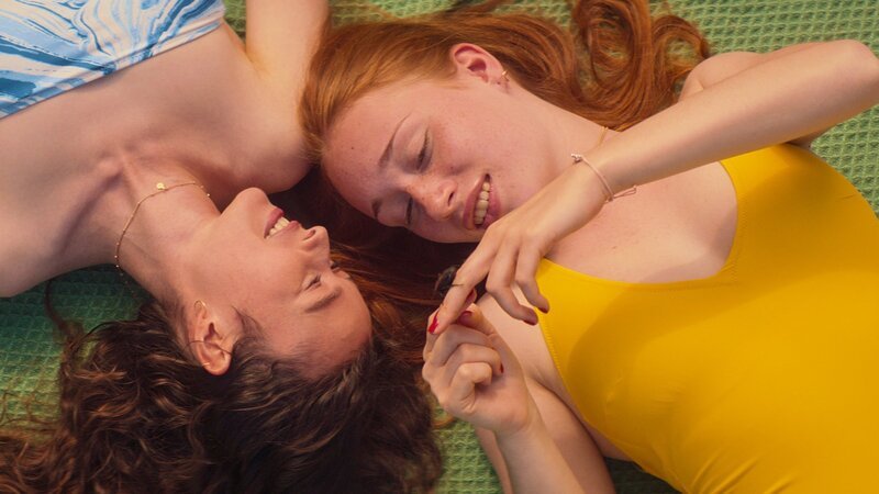 Die beiden Freundinnen Norah (jung) (Julia Anna Grob, l.) und Valerie (Annely Gerda Prey, r.) genießen gemeinsam die unbeschwerte Sommerzeit. Noch hat Norah keine Ahnung, wie sich ihr Leben bald verändern wird. – Bild: ZDF