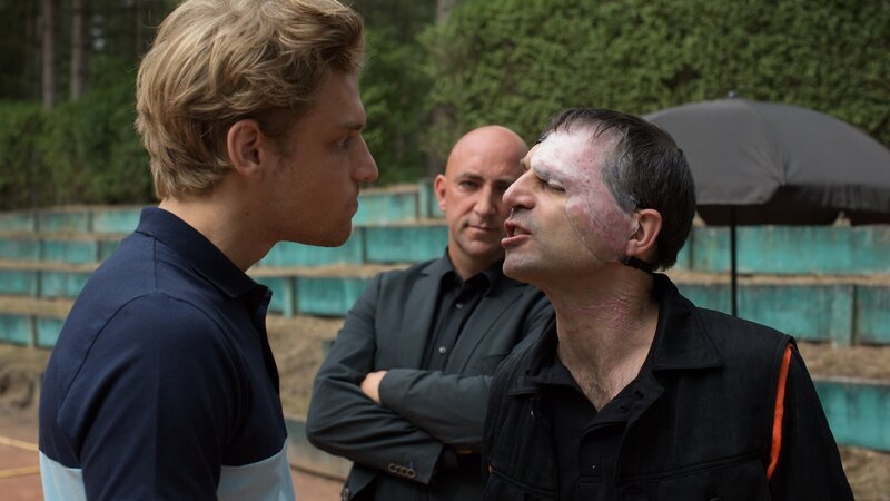 Bastian Gerlach (Nico Ehrenteit, l.) gerät mit Gino Maldini (Michaël Pas, r.) wegen einer nicht gezahlten Provision für einen Drogendeal aneinander. Gerlachs Bodyguard (unbekannter Darsteller) ist zur Stelle, um notfalls einzugreifen. – Bild: ZDF