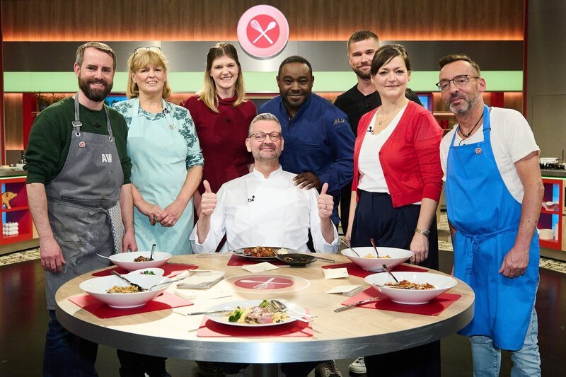 Gruppenfoto von links: Kandidaten Alexander Waesch, Annemarie Lamß, Sonja Reinholz, Juror Thomas Martin, Moderator Nelson Müller, Kandidaten Tim Renz, Lilli Kipke und Thomas Lehmann – Bild: ZDF
