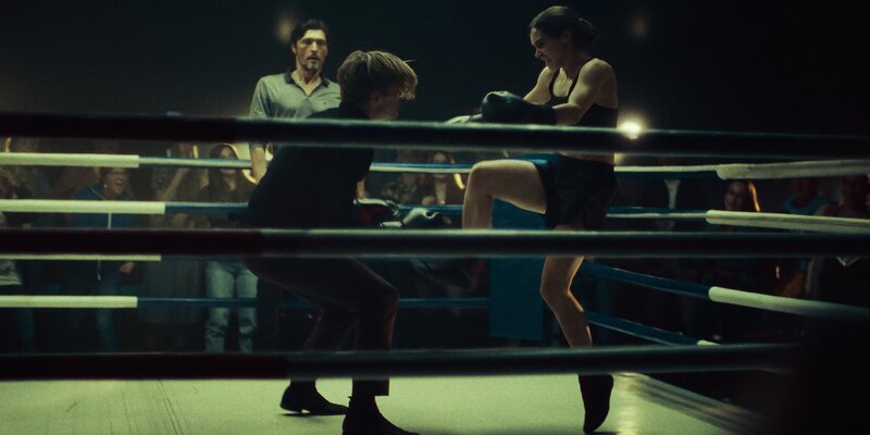 Preisboxerin Zelda haut Ben vor den Augen ihres Vaters im Ring gekonnt um. – Bild: Frank Dicks /​ ZDF